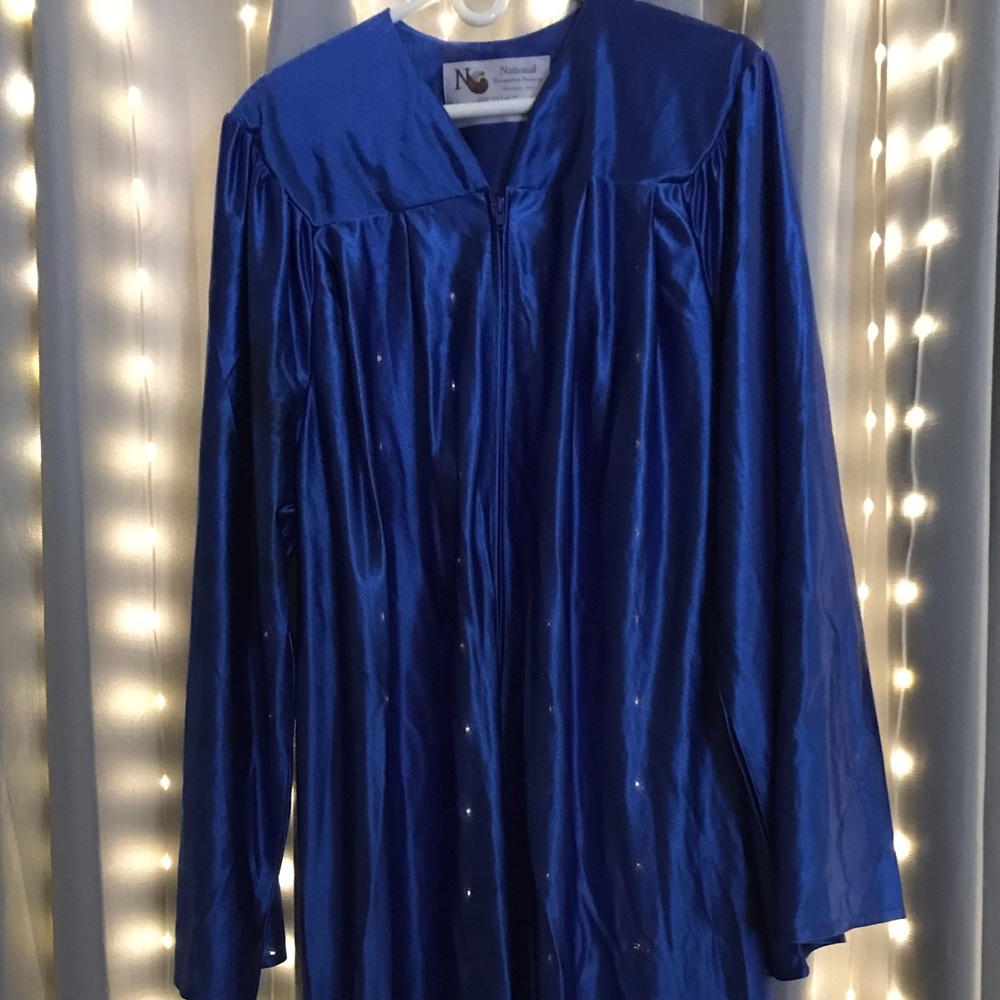 🎓Graduation Gown🎓 - Picture 2 of 4